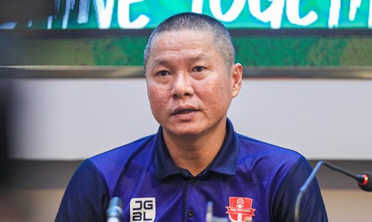 Huấn luyện viên Chu Đình Nghiêm trong buổi họp báo sau trận Hải Phòng - Hà Nội. Ảnh: Minh Dân