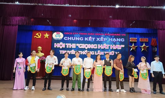 Ban tổ chức trao giải cho các đội thi đạt giải. Ảnh: CĐ Xuân Lộc