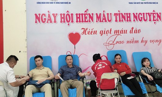 Chủ tịch Công đoàn Khu Kinh tế Đông Nam Nghệ An Vương An Nguyên (giữa) tham gia hiến máu. Ảnh: HY