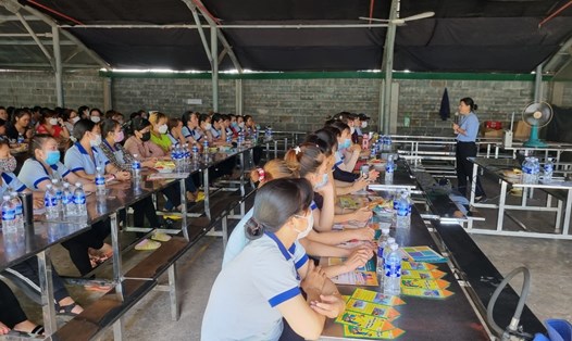 Tổ chức nói chuyện chuyên đề cho hơn 115 đoàn viên, người lao động làm việc tại công ty. Ảnh: CĐ Long Khánh