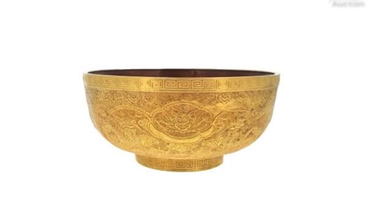 Nhà nghiên cứu cổ vật Trần Đình Sơn khẳng định bát bằng vàng này đúng là đồ thời Khải Định. Ảnh từ trang Millon