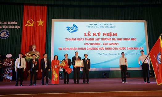 Trường Đại học Khoa học - Đại học Thái Nguyên vinh dự nhận Huân chương Hữu nghị của nước Cộng hoà Dân chủ Nhân dân Lào. Ảnh: TNU