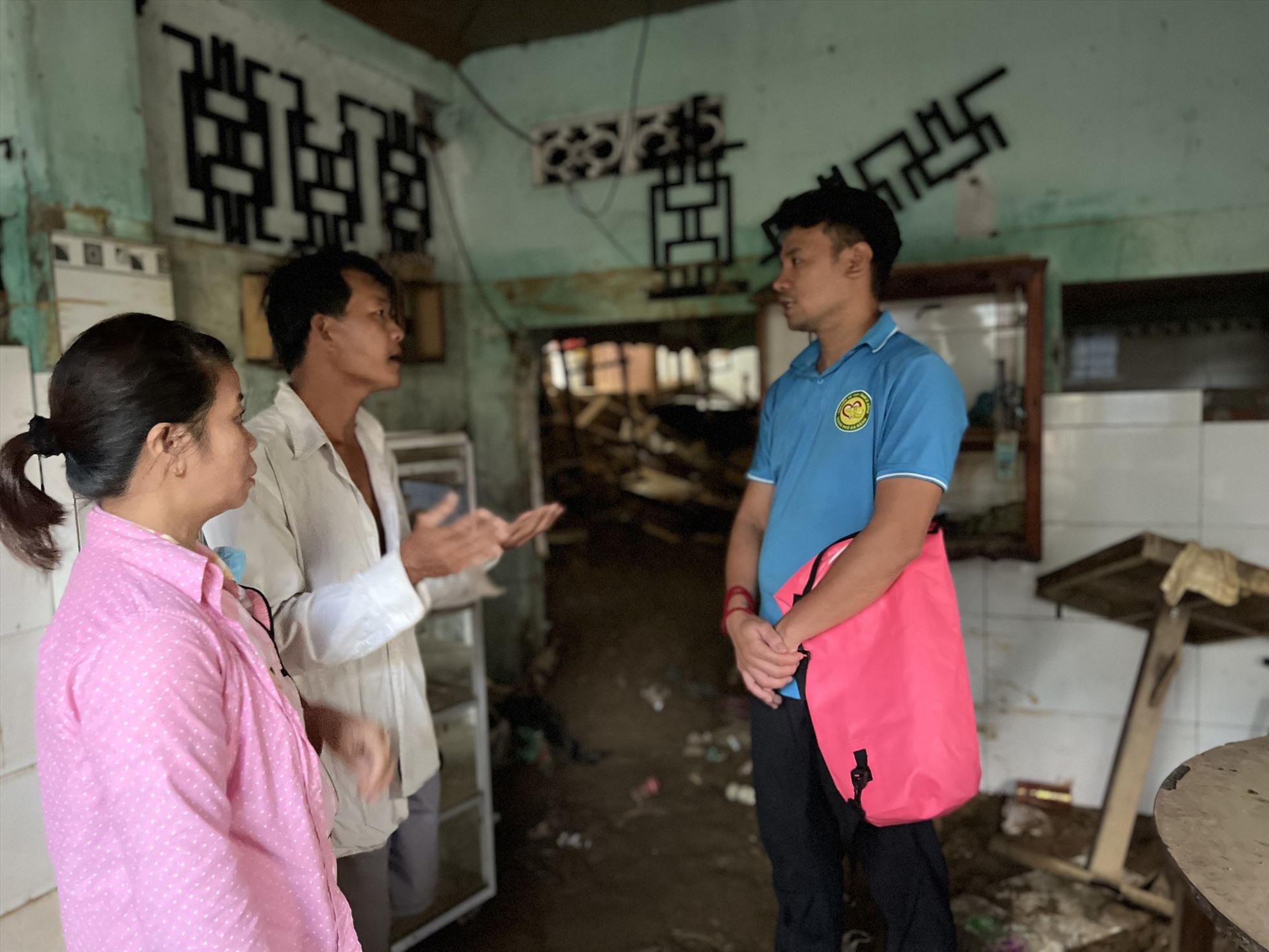 Đoàn hỗ trợ đến tận nơi thăm người dân bị thiệt hại nặng do ngập. Ảnh: TT