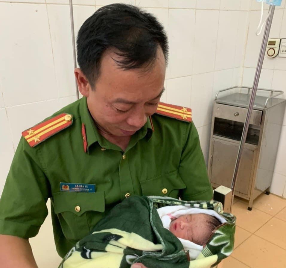 Trung tá Lò Văn Ức - Trưởng Công an xã Co Mạ, huyện Thuận Châu, tỉnh Sơn La đỡ đẻ thành công cho thai phụ ngay trên đường. Ảnh: NVCC