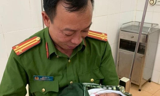 Trung tá Lò Văn Ức - Trưởng Công an xã Co Mạ, huyện Thuận Châu, tỉnh Sơn La đỡ đẻ thành công cho thai phụ ngay trên đường. Ảnh: NVCC