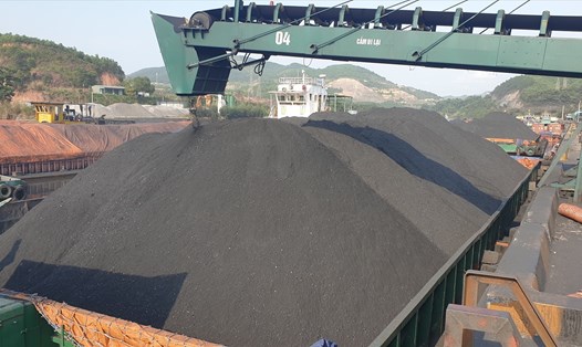 Sà lan vào lấy than tại Cảng than làng Khánh, Công ty tuyển than Hòn Gai để vận chuyển tới các nhà máy nhiệt điện. Ảnh: Nguyễn Hùng