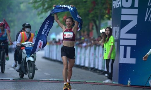 Nguyễn Thị Oanh về nhất nội dung marathon dành cho nữ. Ảnh: VPHM