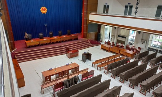 Hội trường Trung tâm Hội nghị và tổ chức sự kiện tỉnh được chuẩn bị để làm phòng xử án. Ảnh: H.A.C