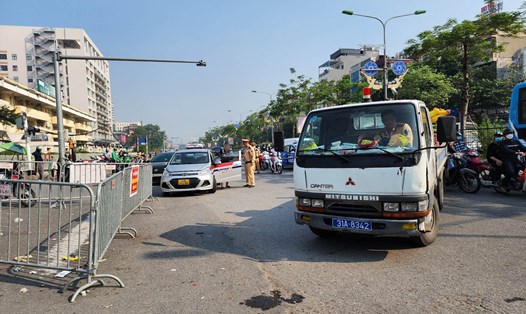 CSGT Hà Nội kiểm tra, xử lý tài xế taxi vi phạm dừng đỗ trước cổng Bệnh viện Bạch Mai.