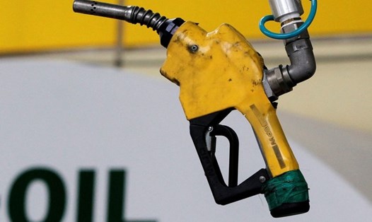Giá dầu thế giới tiếp đà đi lên từ phiên giao dịch cuối tuần trước. Ảnh: Reuters.