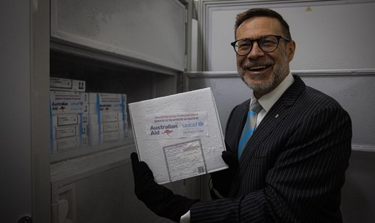 Đại sứ Australia tại Việt Nam Andrew Goledzinowski giới thiệu số vaccine COVID-19 được chuyển đến Hà Nội thông qua thỏa thuận hợp tác mua sắm giữa Australia và UNICEF. Ảnh: ĐSQ Australia