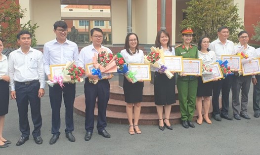 Lãnh đạo HĐND – UBND huyện Nhơn Trạch tặng giấy khen cho các cá nhân. Ảnh: Xuân Mai