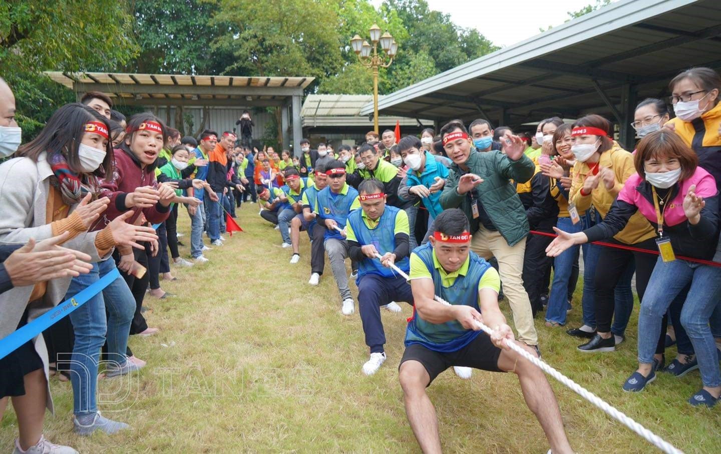 Công nhân lao động Công ty Tân Đệ tham gia giải Kéo co trong chương trình “Ngày hội Thể thao Tân Đệ 2022”. Ảnh: P.T.Đ