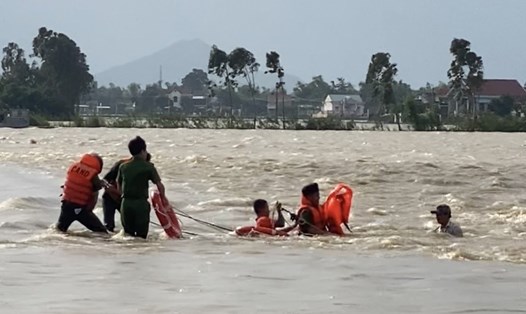 Lực lượng công an xã Phước Hoà đã huy động các phương tiện cứu người thanh niên bị nước lụt cuốn trôi.