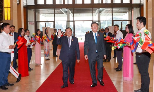 Chủ tịch Quốc hội Vương Đình Huệ đón Chủ tịch Thượng viện Vương quốc Campuchia Samdech Say Chhum. Ảnh: TTXVN
