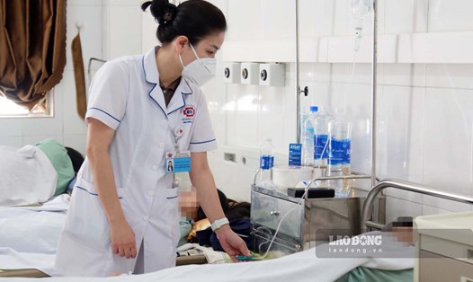 Từ đầu tháng 10 đến nay, khoa Bệnh nhiệt đới, Bệnh viện Đa khoa tỉnh Quảng Ninh tiếp nhận điều trị 68 bệnh nhân sốt xuất huyết. Ảnh: CTV