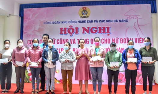 Công đoàn KCNC&CKCN Đà Nẵng trao quà đến lao động nữ gặp khó khăn. Ảnh: H.V.M