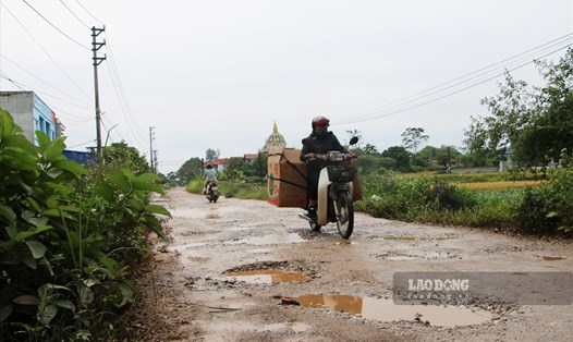 Hạ tầng khu tái định cư Tân Tiến (xã Tân Quang, TP Sông Công) dang dở khiến cuộc sống người dân gặp nhiều khó khăn.