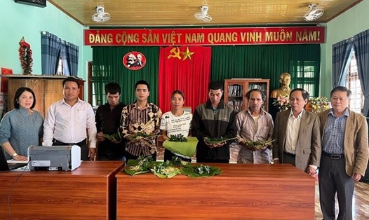 Công đoàn ngành Y tế Quảng Nam tặng cây sâm Ngọc Linh giống cho người dân xã Trà Tập. Ảnh: Thúy Nga