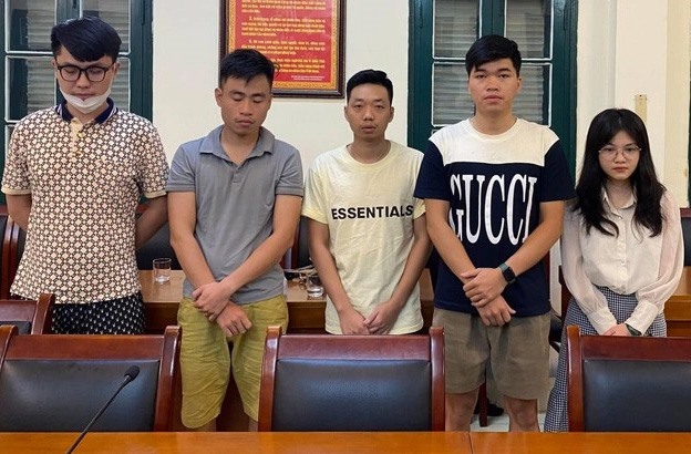 Nhóm bị can liên quan trong vụ án. Ảnh: Đ.X