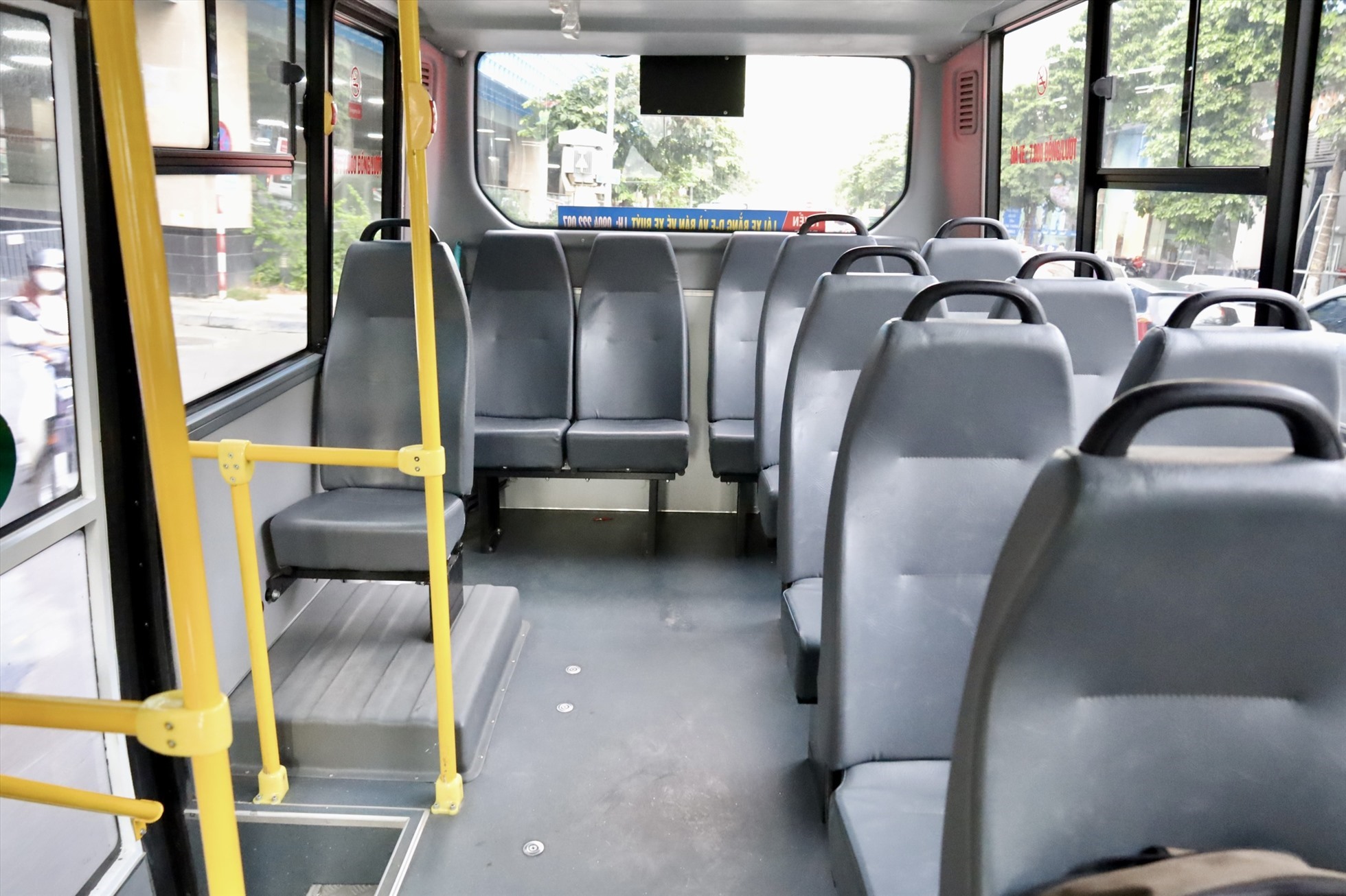 Qua nhiều trạm dừng đỗ, hầu như không có người lên xuống tuyến xe buýt nhỏ. Ảnh: Nguyễn Thúy.