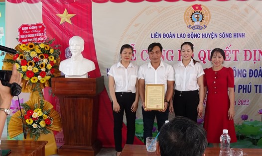 Sau lễ công bố và trao quyết định thành lập CĐCS, Ban chấp hành lâm thời CĐCS Công ty TNHH xuất nhập khẩu Phú Tiến ra mắt đoàn viên, NLĐ.