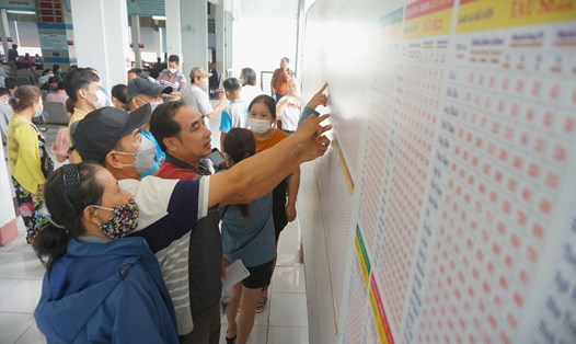 Hành khách xem bảng giá vé tàu Tết Nguyên đán 2023 ở ga Sài Gòn