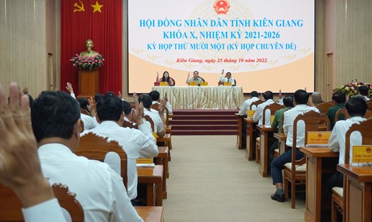 Đại biểu HĐND tỉnh Kiên Giang biểu quyết thông qua 7 dự thảo Nghị quyết. Ảnh: N.A