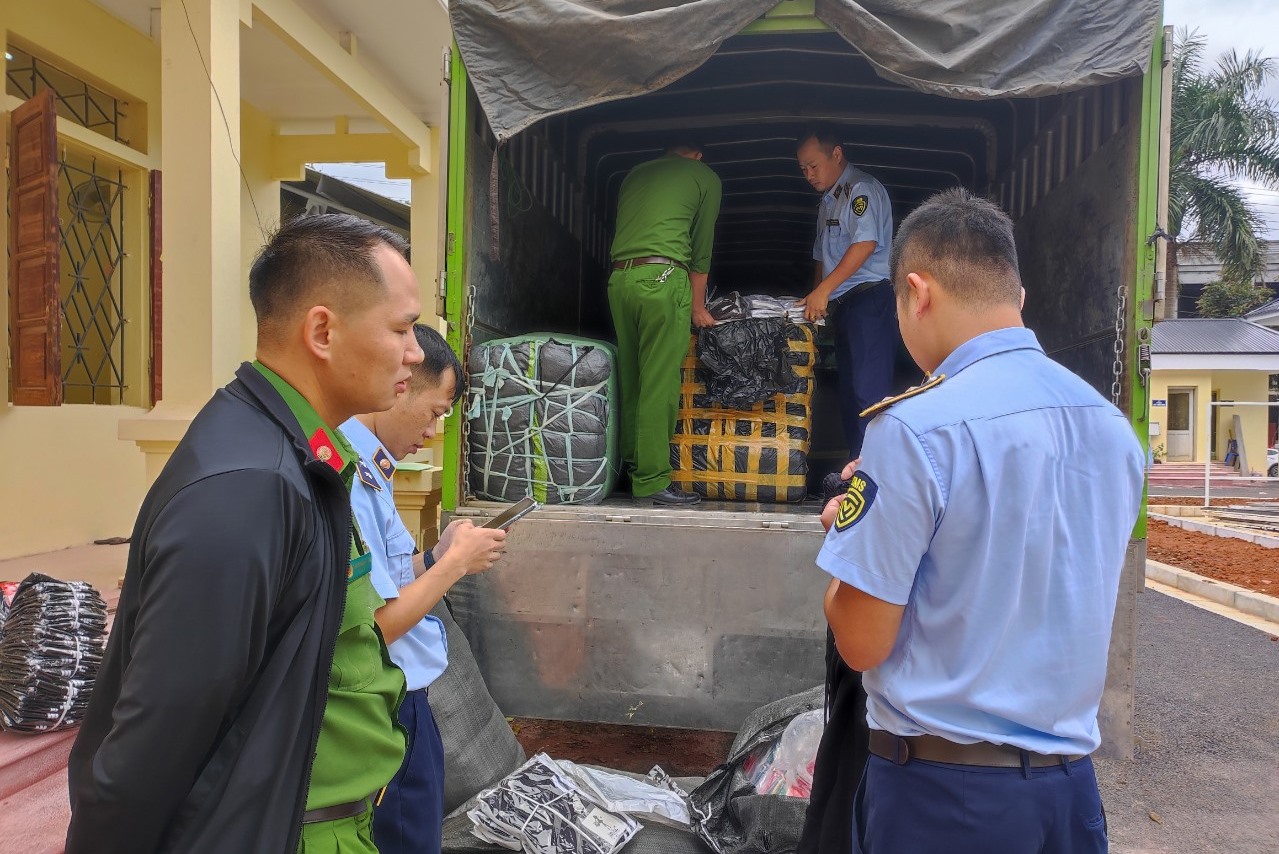 Đội QLTT số 3 đang kiểm tra, xử phạt xe chở hàng hóa không đủ điều kiện kinh doanh. Ảnh: ĐVCC.