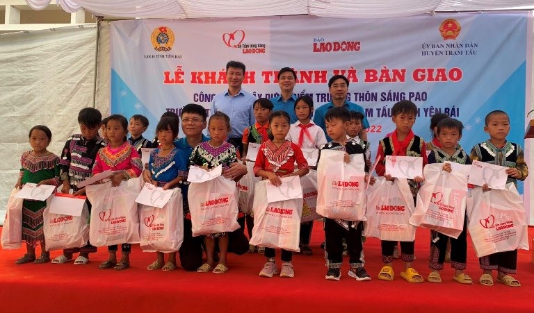 Lễ khánh thành và bàn giao điểm trường thôn Sáng Pao, Trường Phổ thông dân tộc bán trú Tiểu học &THCS xã Xà Hồ, huyện Trạm Tấu - một trọng những hoạt động trong chương trình hoạt động mục tiêu giảm nghèo mà LĐLĐ tỉnh Yên Bái phối hợp thực hiện.