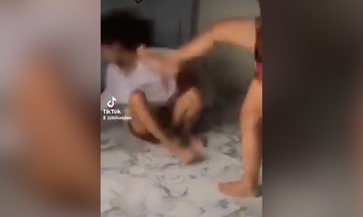 Nữ sinh bị nhóm bạn đánh đến mức co giật. Ảnh cắt từ clip