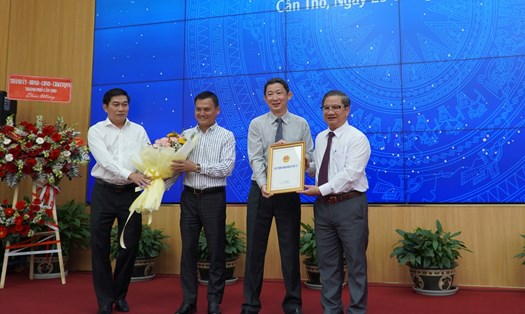 Chủ tịch UBND TP Cần Thơ Trần Việt Trường trao Giấy chứng nhận đầu tư