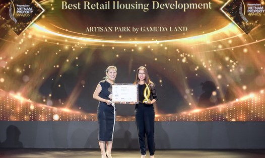 Đại diện Gamuda Land nhận giải “Dự án Nhà phố thương mại tốt nhất Việt Nam”.