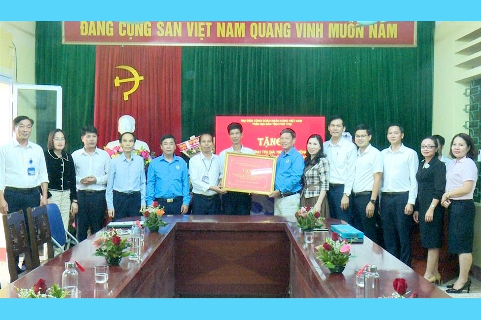 Công đoàn Ngân hàng Việt Nam tỉnh Phú Thọ trao tặng 10 bộ máy tính. Ảnh: Thanh Uyên.