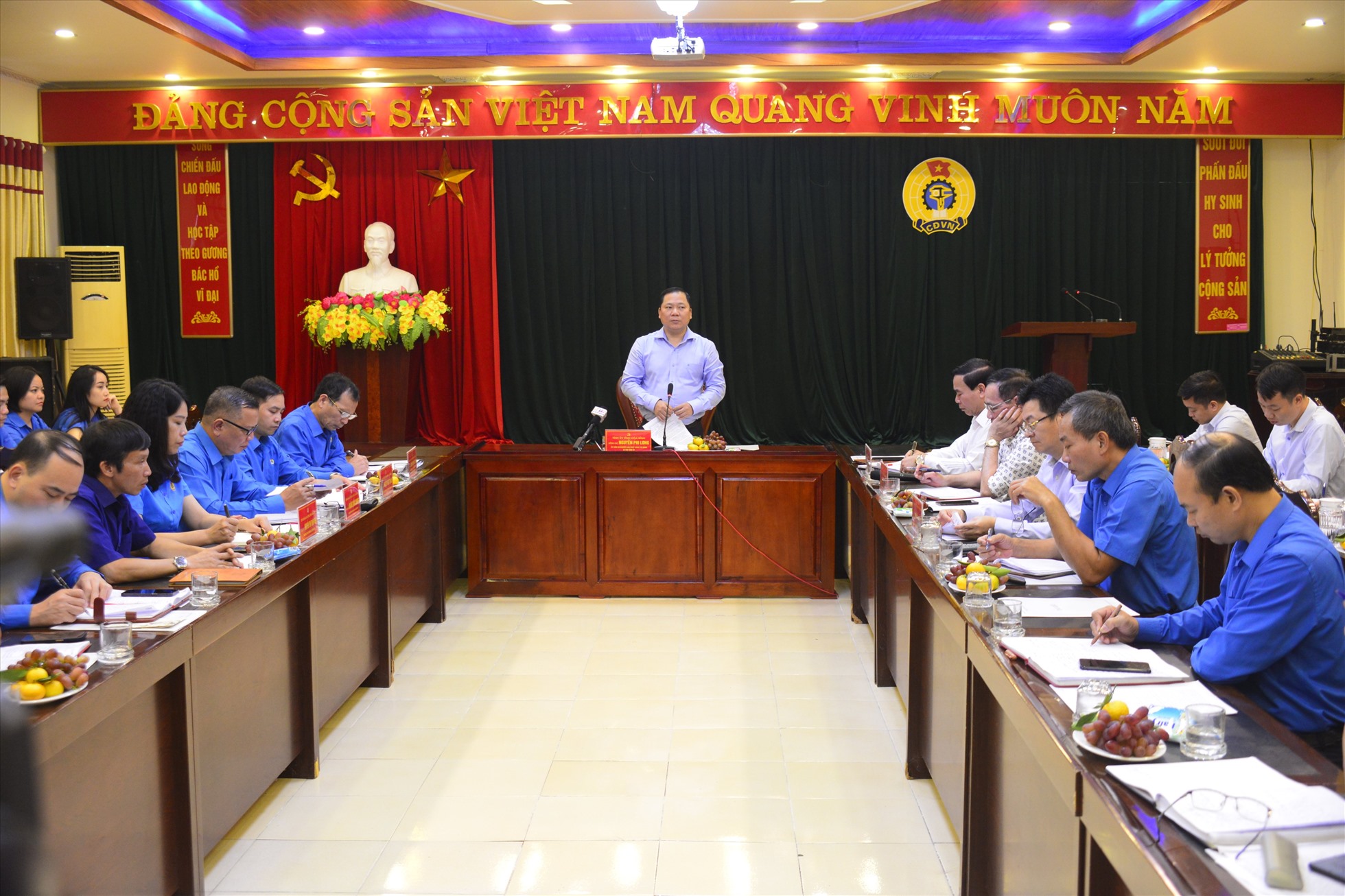 Ông Nguyễn Phi Long - Bí thư Tỉnh ủy Hoà Bình mong muốn các cấp công đoàn tiếp tục chăm lo đến đời sống người lao động. Ảnh: Bạch Tuyết