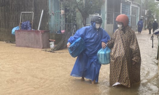 Người dân vùng “rốn lũ” kê cao đồ đạc, di dời tránh mưa ngập. Ảnh: Văn Trực
