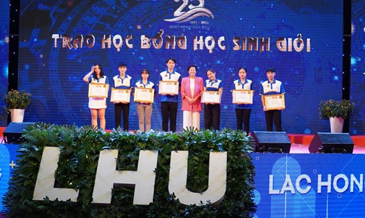 TS Đỗ Thị Lan Đài, Chủ tịch Hội đồng trường Trường đại học Lạc Hồng trao thưởng cho các tân sinh viên thủ khoa đầu vào. Ảnh: Hà Anh Chiến