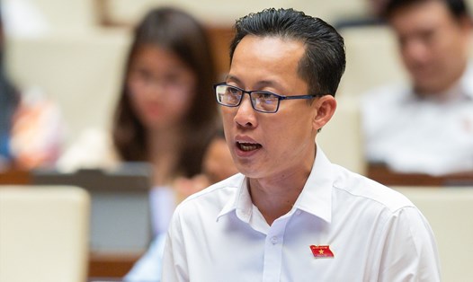 Đại biểu Trịnh Minh Bình (Đoàn Vĩnh Long) phát biểu ý kiến. Ảnh: PV