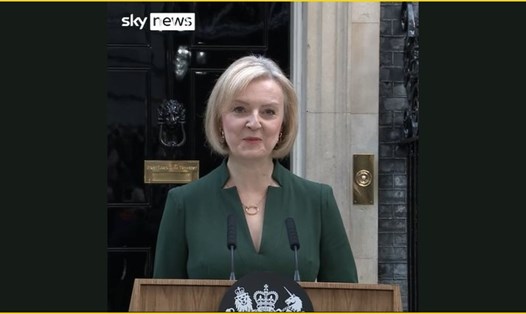 Thủ tướng Anh Liz Truss phát biểu từ nhiệm bên ngoài văn phòng thủ tướng ở Phố Downing. Ảnh chụp màn hình