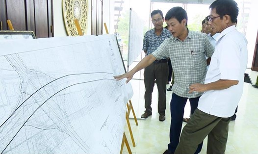 Huyện Thường Tín công khai bản đồ quy hoạch dự án đường Vành đai 4 - Vùng Thủ đô Hà Nội tại xã Hồng Vân. Ảnh: Công Tâm