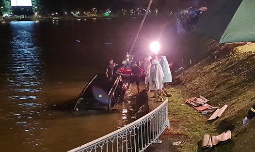 Hiện trường vụ việc xe ôtô 7 chỗ lao xuống hồ Xuân Hương khiến 2 người tử vong. Ảnh: Ngọc Hà