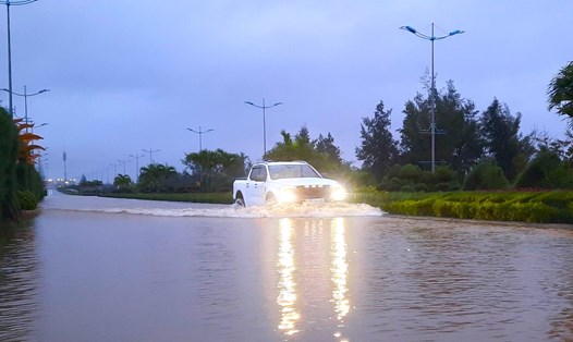 Tuyến đường Võ Nguyễn Giáp (xã Bảo Ninh, TP. Đồng Hới) bị ngập sâu trong nước. Ảnh: Đức Tuấn