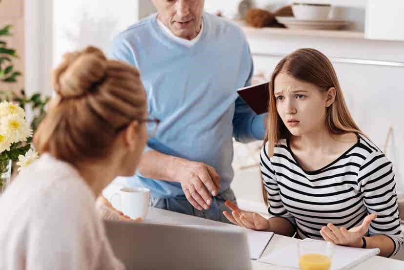Tuổi vị thành niên và tuổi thiếu niên có thể bị ảnh hưởng nếu trẻ không học cách lắng nghe tích cực khi còn nhỏ. Ảnh: Step to Health