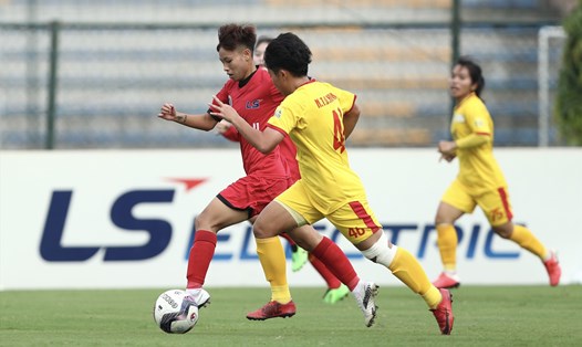 Đội nữ TPHCM II (áo vàng) có điểm số đầu tiên tại Giải nữ vô địch quốc gia - Cúp Thái Sơn Bắc 2022. Ảnh: VFF