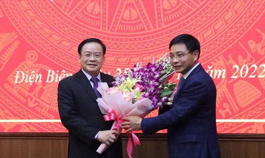 Ông Nguyễn Văn Thắng - Bộ trưởng GTVT tặng hoa chúc mừng và bàn giao nhiệm vụ điều hành BTV Tỉnh ủy cho ông Mùa A Sơn. Ảnh: PV