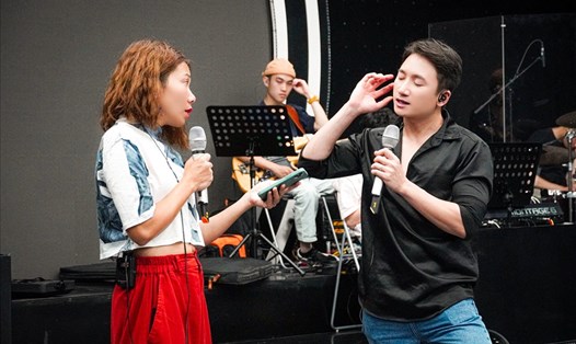 Diva Hà Trần và ca sĩ Phan Mạnh Quỳnh tích cực tập luyện, phối hợp ăn ý khi cùng tham gia chương trình "Giao lộ thời gian". Ảnh: BTC