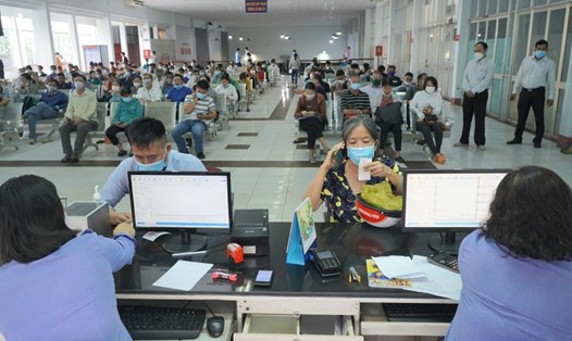 Hành khách mua vé tàu Tết Quý Mão 2023 ở ga Sài Gòn. Ảnh: Chân Phúc