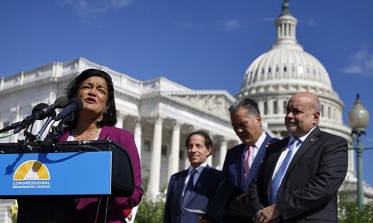 Bà Pramila Jayapal - người chấp bút lá thư về Ukraina - trong một cuộc họp báo bên ngoài Điện Capitol ở Washington D.C, ngày 12.8.2022. Ảnh: AFP