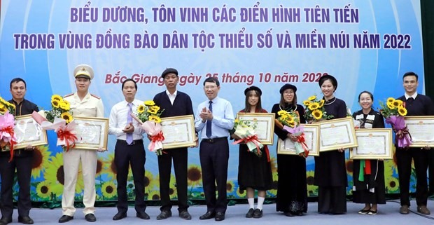 Chủ tịch UBND tỉnh Bắc Giang Lê Ánh Dương cũng lãnh đạo Ban Dân tộc tỉnh Bắc Giang trao Bằng khen cho các cá nhân. Ảnh: TTXVN