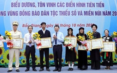 Chủ tịch UBND tỉnh Bắc Giang Lê Ánh Dương cũng lãnh đạo Ban Dân tộc tỉnh Bắc Giang trao Bằng khen cho các cá nhân. Ảnh: TTXVN